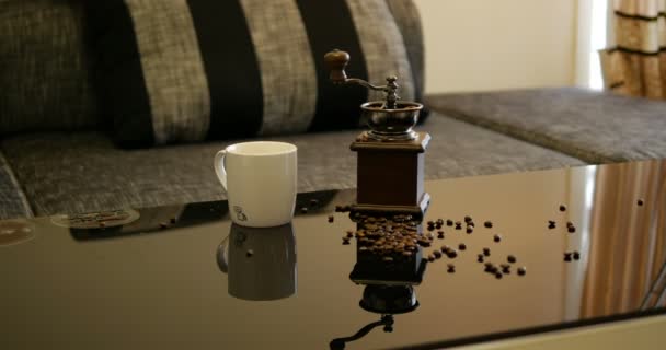 Traveling Coffee Grinder Glossy Black Table White Mug — Stockvideo