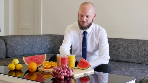 Schöner Bärtiger Geschäftsmann Der Frisch Gepressten Gesunden Orangensaft Mit Fruchtfleisch — Stockvideo