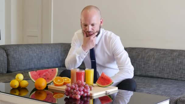 Homem Negócios Feliz Contando Suas Frutas Sucos Mesa Brilhante Este — Vídeo de Stock