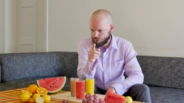 Pohledný Táta Počítá Ovoce Přemýšlí Tento Atraktivní Muž Dívá Kamery — Stock video