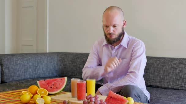 Conjunto Expressões Homem Barbudo Atraente Contando Frutas Sentimento Feliz Seguida — Vídeo de Stock