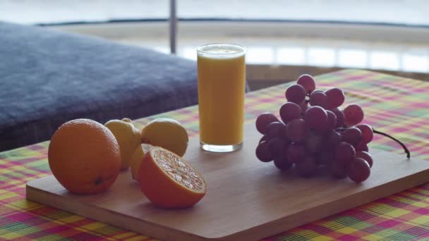 Viaje Lento Bandeja Frutas Mañana Pomelo Naranja Limón Jugo Rutina — Vídeo de stock