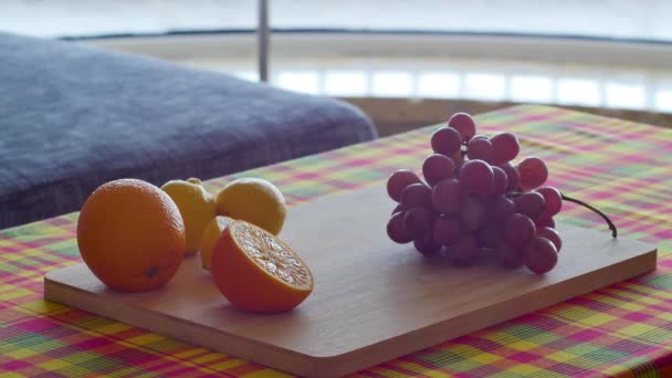 Mann Nimmt Und Legt Ein Glas Orangensaft Zurück — Stockvideo