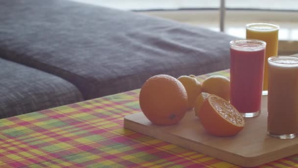 软锅的水果盘和果汁在木制盘子上 柚子和西瓜 多种颜色和多种维生素 健康的食物在加勒比风格的桌子上与马德拉斯图案 — 图库视频影像