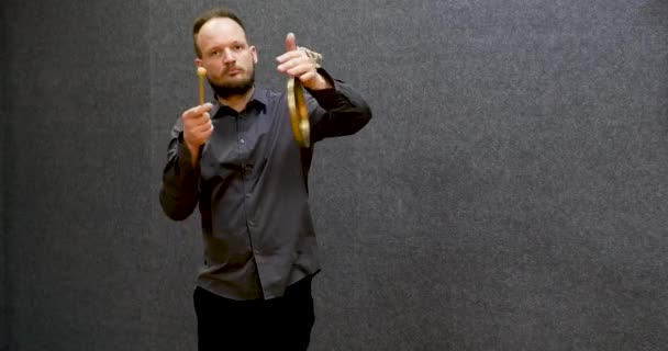英俊的胡子男音乐老师 会弹铜锣 漂亮的打击乐器 — 图库视频影像