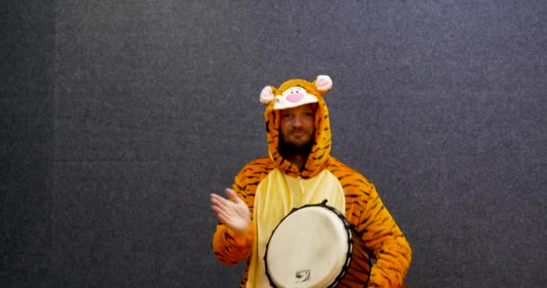 Travailleur Drôle Attrayant Dans Espace Ouvert Portant Kigurumi Pyjama Tigre — Video