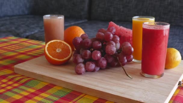 シネマティック4Kオレンジ レモン スイカ グレープフルーツなどの新鮮な果物のカラフルな品揃えを含むフルーツプラッタ上の ズームイン — ストック動画