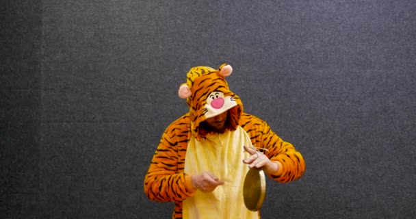 Profesor Divertido Con Ropa Pijama Tigre Tocando Gong Instrumentos Musicales — Vídeo de stock