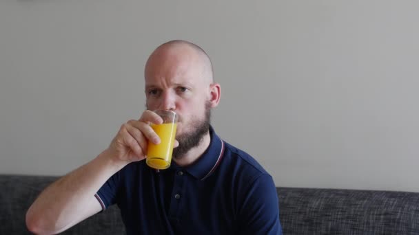 Hombre Guapo Con Barba Bebiendo Jugo Naranja Fresco Asqueado Por — Vídeo de stock