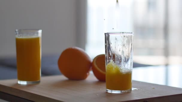 Orangensaft Mit Fruchtfleisch Glas Gießen Mit Frischen Früchten Und Spritzern — Stockvideo