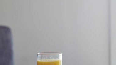 Güzel bir sabah portakallı portakal tabağı ve ahşap sorun üzerine limon ve hamurlu taze ham meyve suyu..