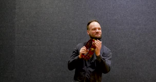 Musicien Classique Jouant Tambourin Isolé Avec Fond Gris Bleu — Video