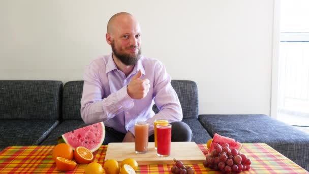 Set Van Uitdrukkingen Van Een Man Met Baard Vers Fruit — Stockvideo