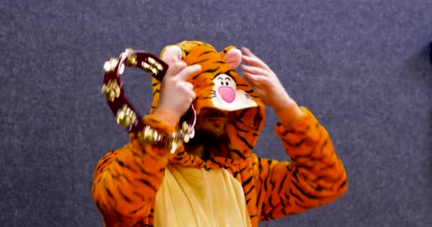 Man Actor Wearing Tiger Clothe Preparing His Acting Tambourine — Stockvideo