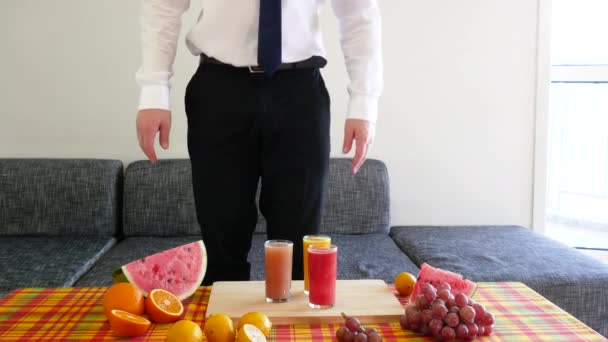 Buiseness Hombre Feliz Con Sus Vitaminas Afrutadas — Vídeos de Stock