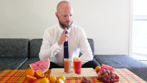 Szczęśliwy Brodaty Biznesmen Trzydziestce Szczęśliwie Liczący Owoce Witaminy Soki Pomarańczowy — Wideo stockowe