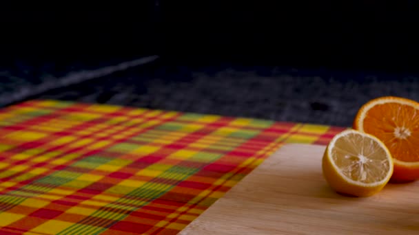 Cinematic Horizontal Pan Shot Fruit Platter Stopping Single Lemon Fruit — Stockvideo