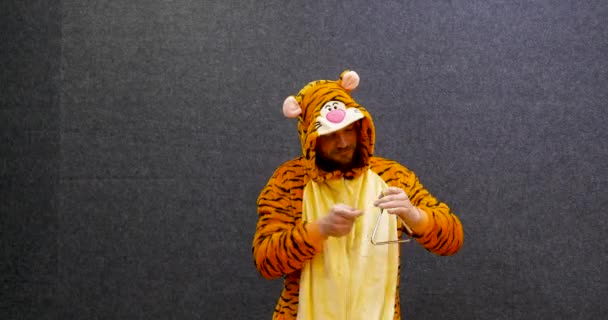 Professor Engraçado Vestindo Roupas Pijama Tigre Tocando Triângulo Instrumento Música — Vídeo de Stock