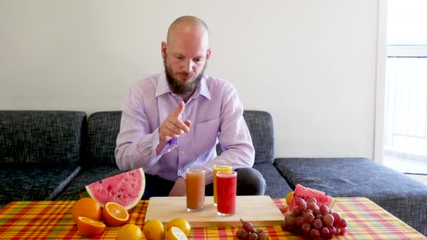 Mann Zählt Vitamine Und Denkt Nach — Stockvideo