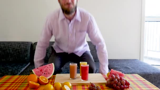 Hombre Orgullosamente Mostrando Sus Jugos — Vídeos de Stock