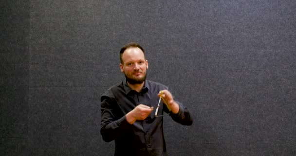 Klassischer Musiker Spielt Dreieck Isoliert Mit Grau Blauem Hintergrund — Stockvideo