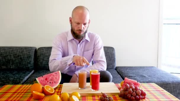 Pai Família Feliz Contando Vitaminas Então Ideia Homem Saudável Belo — Vídeo de Stock