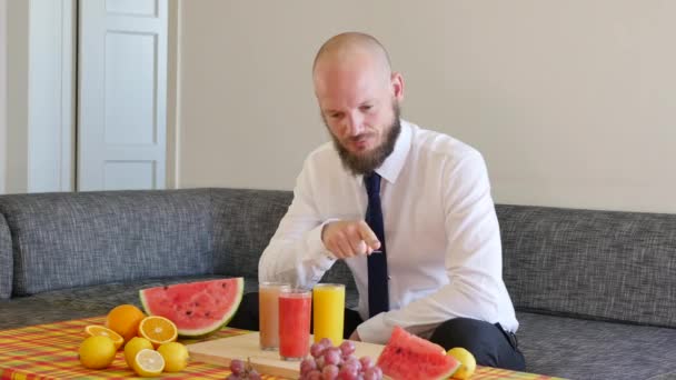 Homem Negócios Barbudo Feliz Seus Anos Contando Frutas Olhando Para — Vídeo de Stock