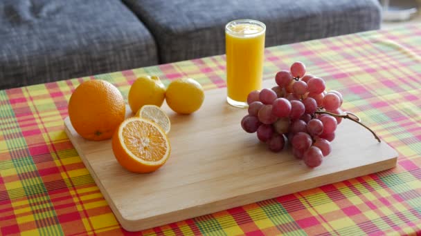 Table Caribbean Madras Pattern Tablecloth Wooden Plate Containing Fresh Raw — Stockvideo