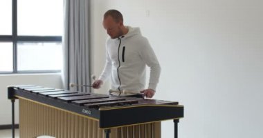 Dört çubukla marimba çalan adam. Marimba, perküsyon ahşap enstrümandır. Çok güzel bir sesi vardır. Güney Amerika 'daki Guatemala' dan geleneksel bir enstrümandır.,