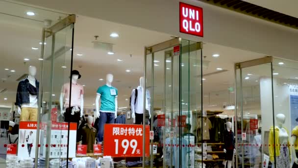 Uniqlo v Číně: Shop facade Dalian, Čína 13-06-19 — Stock video
