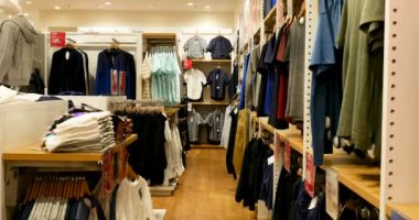 Çin 'deki Uniqlo: Özel bir satış sırasında mağaza cephesi, Bu Japon markası popüler şık kıyafetler yapıyor, 4k profesyonel Çin yapımı 17 Haziran 2019