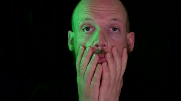 Groen Gloeiend Neonlicht Knappe Man Zijn Gezicht Starend Gek Gezicht — Stockvideo