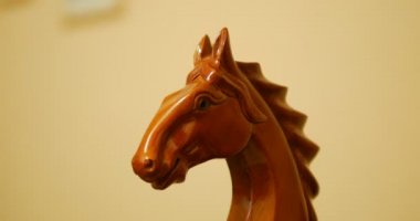 Çok yakın bir at kafası. Moğolistan çellosu. Tahta oyulmuş müzik aleti. Morin Khuur 'un üzerine bir Moğol atı oyması.