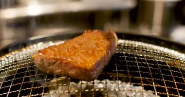 Çiğ Wagyu Kobe bifteği ızgarada.