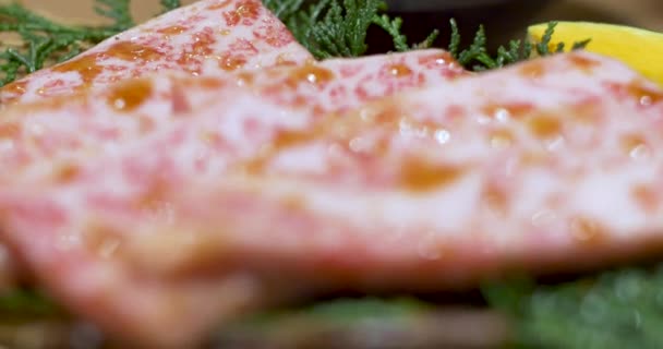 Schöne Professionelle Nahaufnahme Von Marmoriertem Japanischen Wagyu Rindfleisch Eines Der — Stockvideo