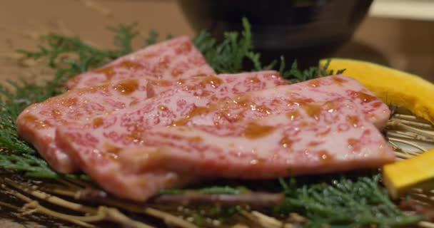 Kobe Beef Gotas Aceite Plato Presentación Madera Natural — Vídeo de stock