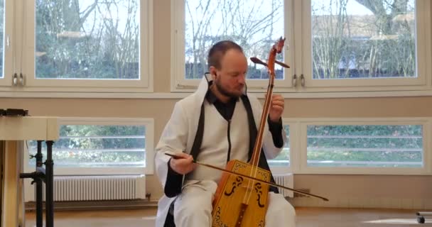 Professionele Blanke Indrukwekkende Muzikant Spelen Matou Qin Chinese Mongoolse Houten — Stockvideo