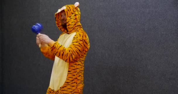 Vtipný Pracovník Otevřeném Prostoru Nosí Kigurumi Tygří Pyžama Oblečení Hraje — Stock video