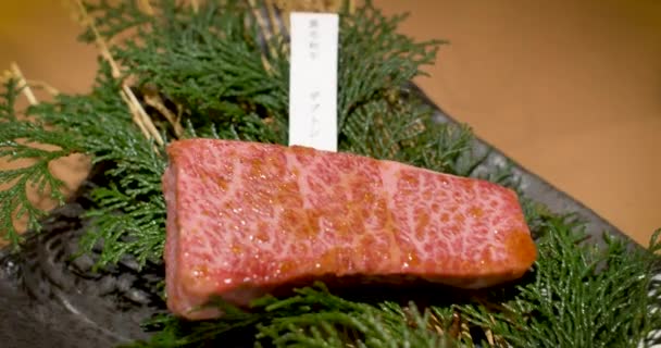 Kobe Beef Japonés Gotas Aceite Plato Presentación Madera Natural — Vídeo de stock