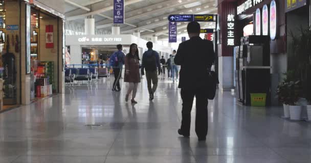 Menschen Fuß Auf Dem Flughafen Qingdao Qingdao China Juni 2019 — Stockvideo