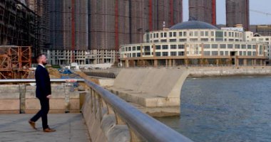 Zeki sakallı iş adamı denize bakıyor, başarılı lider ayakta duruyor ve düşünüyor, Profesyonel 4k Uhd vurdu