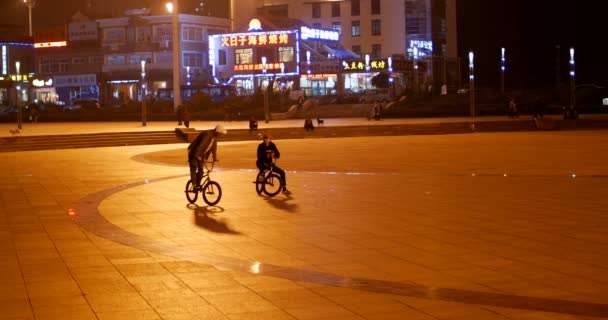 Китайський Підліток Їде Стрибає Велосипеді Bmx Вуличний Міський Спорт Великій — стокове відео
