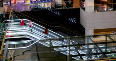 Şaraphanede mum, arka planda bulanık kırmızı sandalyeler ve şarap şişesi.