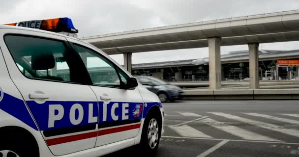 Franska Polisen Polisbil Från Gränskontrollstationen Utanför Charles Gaulle Airport Frankrike — Stockvideo