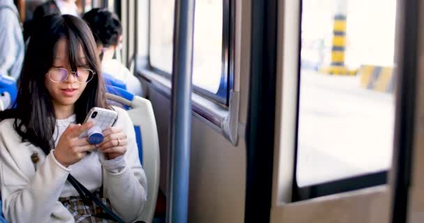 Красивые Китаянки Смотрят Свой Мобильный Телефон Проверяют Электронную Почту Автобусе — стоковое видео