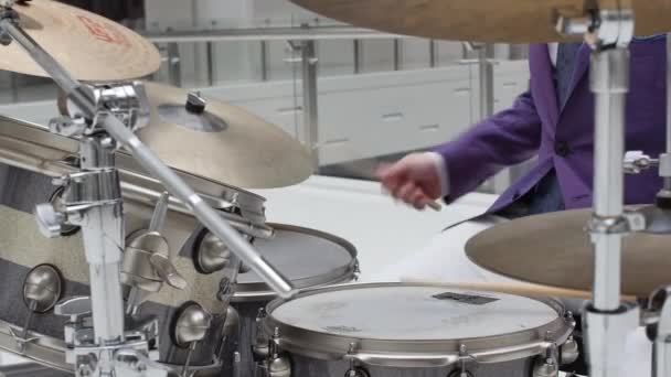 Man Pak Drumset Snel Knap Mooi Drummen — Stockvideo