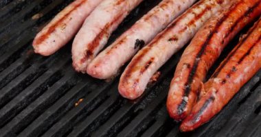 Izgarada ızgara sosis. Bahçede mangal partisi. Bavyera sosisi. Izgarada sosisli barbekü.