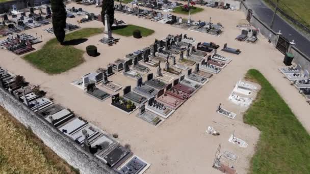 Cemetary Volo aereo vista Drone filmato sopra vecchio francese Cemetary — Video Stock