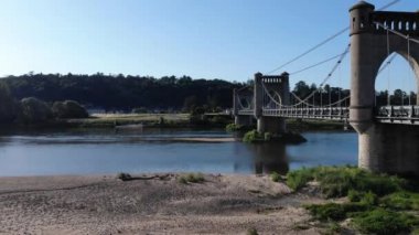 FRANCE, Langeais: pont du dans la brume et panneau UNESCO. UNESCO 'nun Loire Vadisi' ndeki asma köprü.