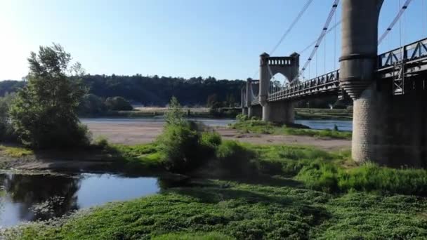 Brücke in der Nähe von Schloss Langeais im Loire-Tal - Frankreich - Reise und Architektur Hintergrund — Stockvideo